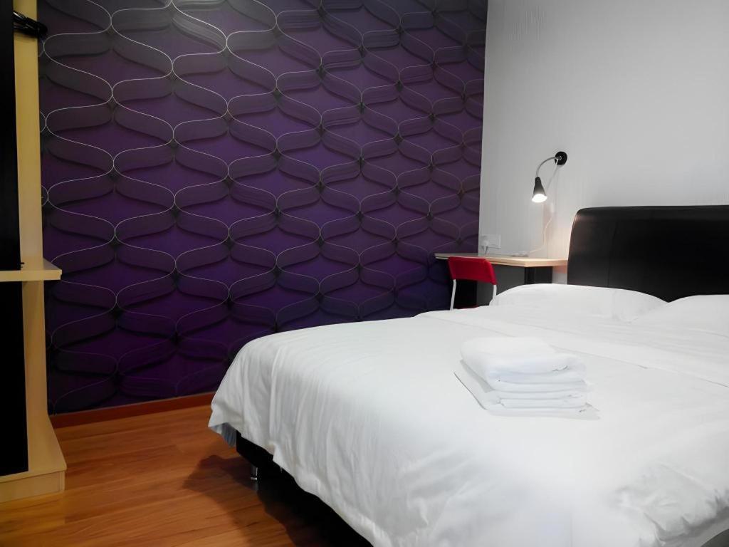 Hotel Zamburger Enstek Sepang Ngoại thất bức ảnh