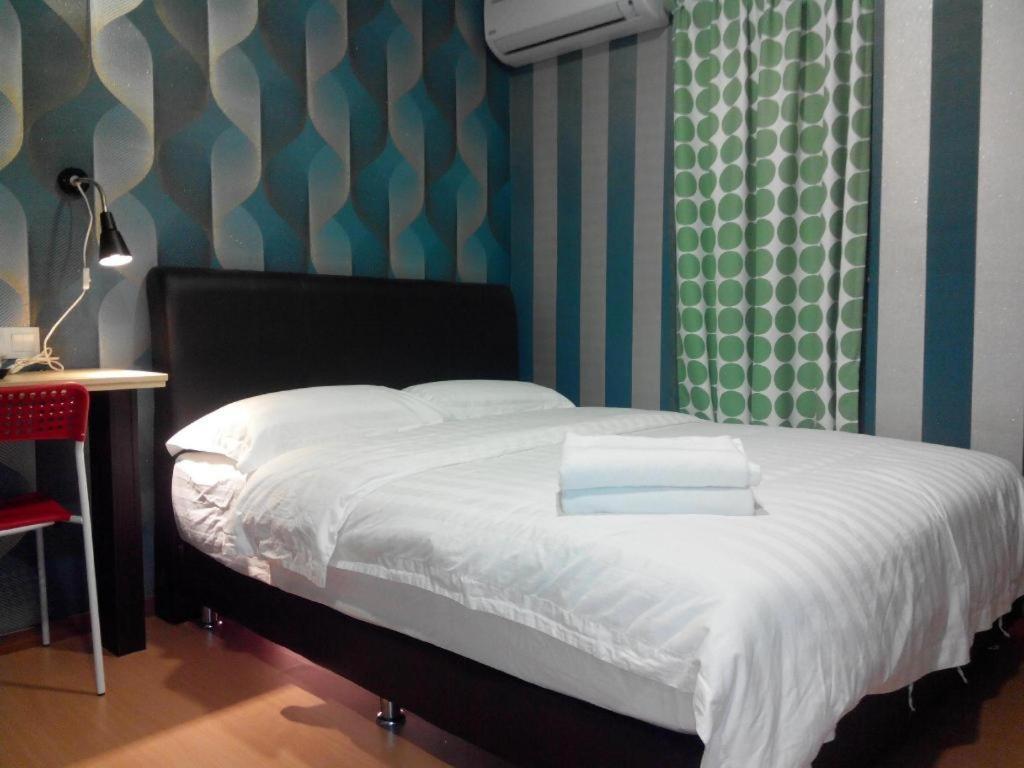Hotel Zamburger Enstek Sepang Ngoại thất bức ảnh