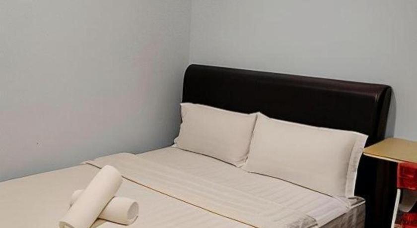 Hotel Zamburger Enstek Sepang Ngoại thất bức ảnh